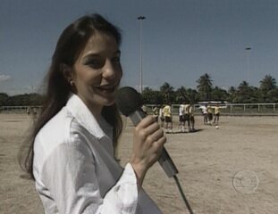 Na estreia do quadro 'Repórter por 1 Dia', a cantora Ivete Sangalo visita uma escolinha de futebol no Aterro do Flamengo, no Rio de Janeiro. 'Fantástico', 25/10/1998.