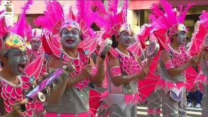 Desfile de escolas de samba em Tóquio reúne 500 mil pessoas