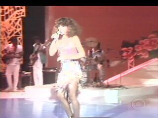 Elba Ramalho canta “Banho de Cheiro” em seu especial de fim de ano. 02/12/1983