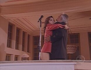 Cena em que Félix (Antonio Fagundes) é assassinado por Rosa Palmeirão (Luiza Tomé).