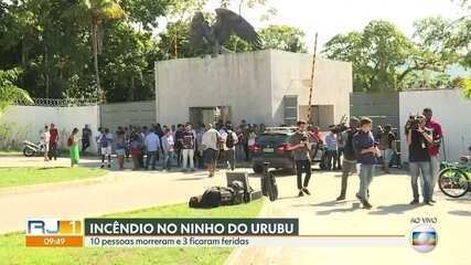 Presidente do Flamengo chega ao CT Ninho do Urubu e bandeira do time é colocada a meio mastro. 'RJ1', 08/02/2019.