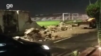 Muro do estádio Arena Ytacoatiara desaba após chuva forte