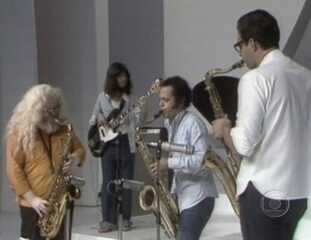 Hermeto Pascoal e conjunto executam “Susto”.