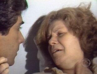 'Marron Glacé' (1979): Marta (Eloísa Mafalda) implora que o filho (Paulo Figueiredo) desista de perseguir a família do homem que arruinou seu marido, mas ela morre sem que ele atenda seu pedido.