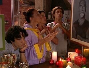 'Da Cor do Pecado' (2004): cena em que Mamuska (Rosi Campos) prepara sua sopa mágica para Thor (Cauã Reymond) lutar. Com Dionísio (Pedro Neschling) e Abelardo (Caio Blat).