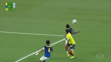 Aos 24 min do 2º tempo - gol anulado de Falcao Garcia, da Colômbia, contra o Brasil