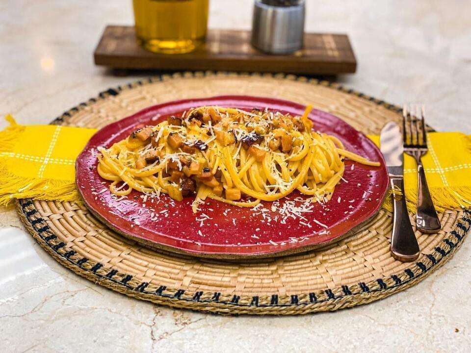 Receita de espaguete à carbonara é muito fácil de fazer e vai agradar toda a família; vem ver como é simples o passo a passo ensinado pelo Chef Dan Maridor no É de Casa