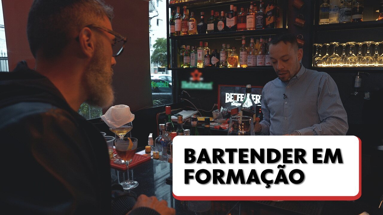 Dono de bar aposta em treinamento para bartender pela escassez de profissionais no mercado