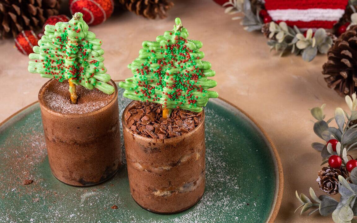 Carola Troisgros ensina receita de mousse de avelã e panetone para a ceia de Natal. Ela também mostra como fazer uma árvore de Natal de chocolate branco para decorar; confira