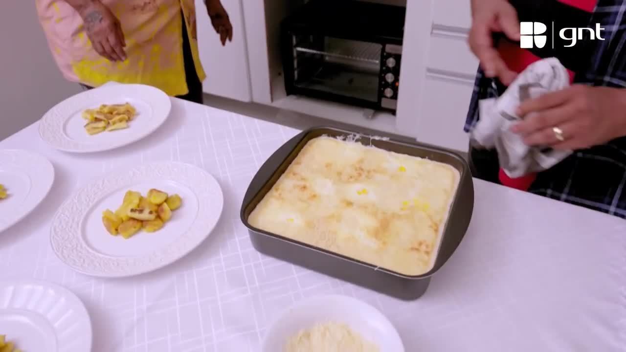 Nhoque de batata-baroa com molho de 4 queijos é finalizado gratinado e ganha toque crocante com peito de peru e couve tostadas; confira o passo a passo!