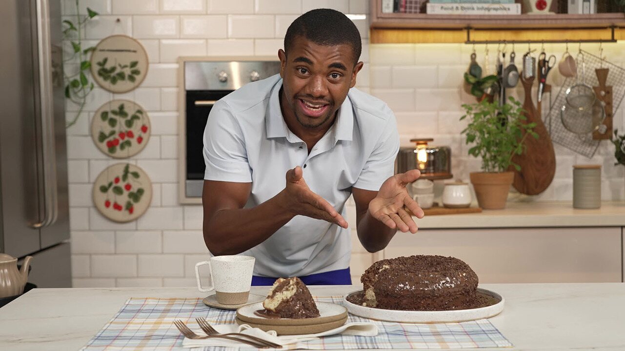 Bolo mesclado com cobertura de brigadeiro