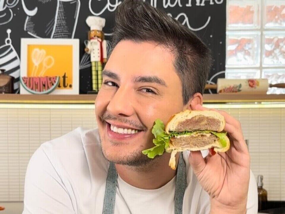 Lanche rápido de carne com queijo do Beto Almeida