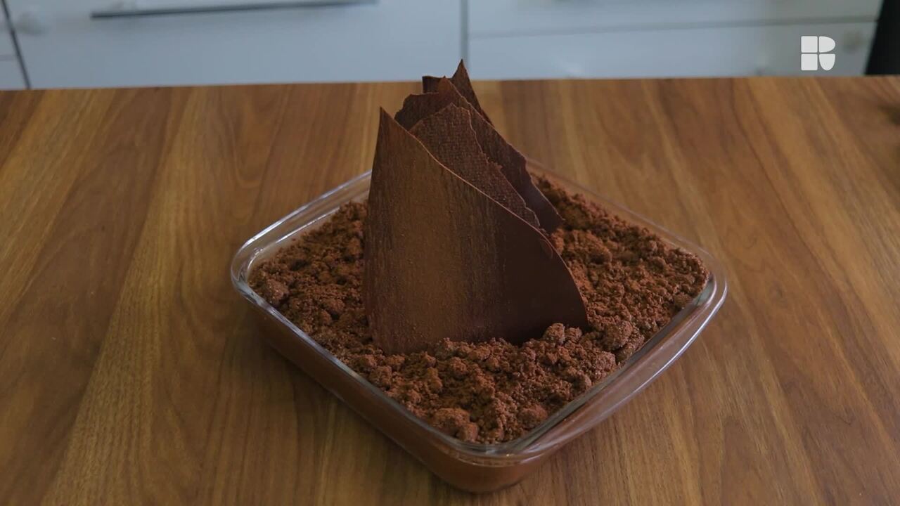 Mousse de chocolate com farofa crocante