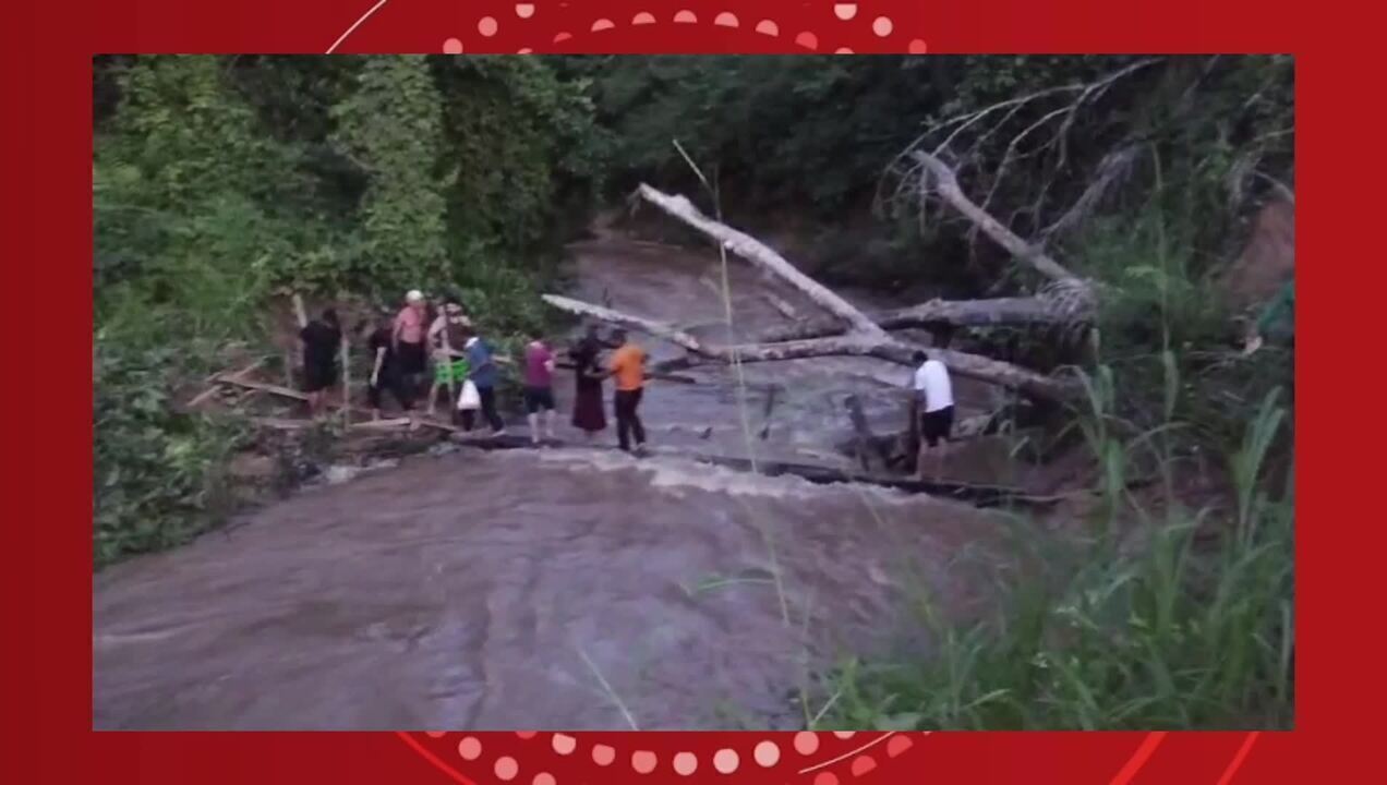 Vídeo mostra moradores se arriscando para atravessar igarapé em Rio Branco