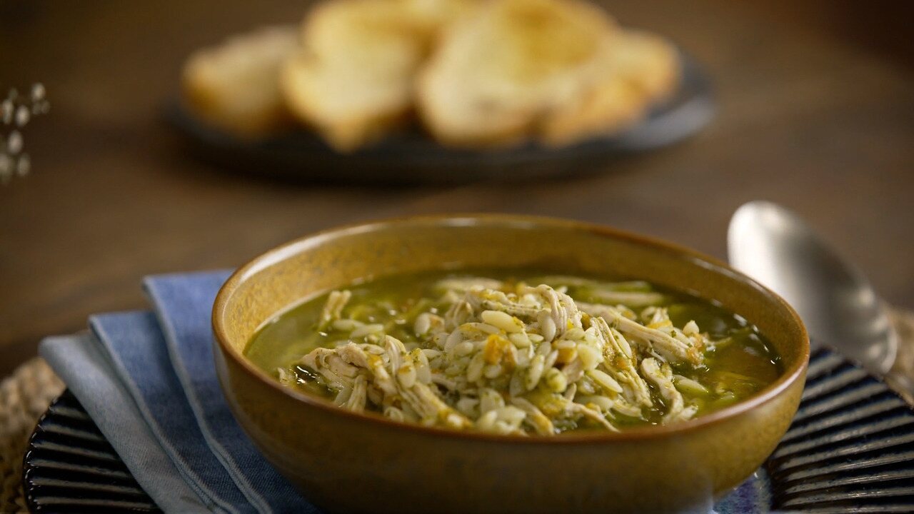 Sopa de risoni com espinafre e frango