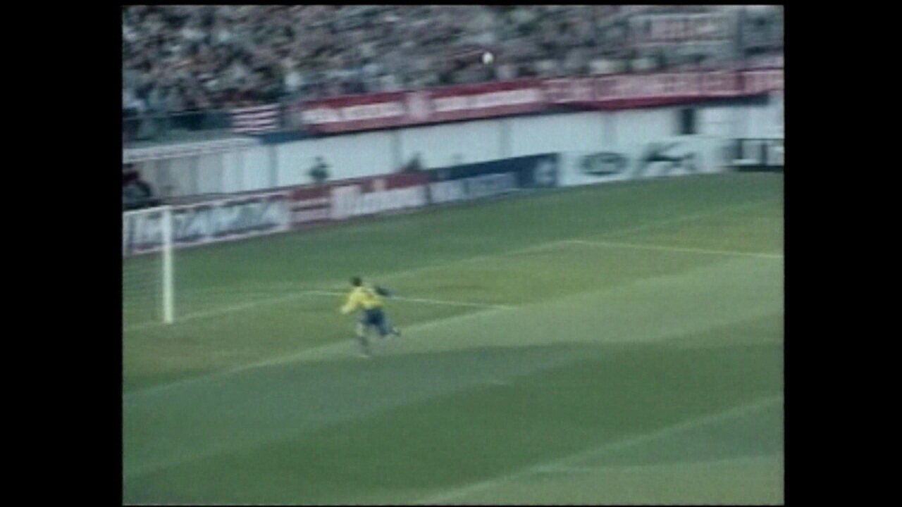 Rivaldo faz gol do meio de campo contra o Atlético de Madrid na temporada 97/98