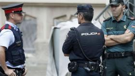 Varios agentes de la Policía Nacional y la Guardia Civil en una foto de archivo.