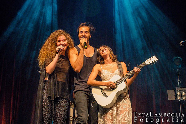 Anavitória e Tiago Iorc em show, alguns dos principais nomes da MPB na atualidade.