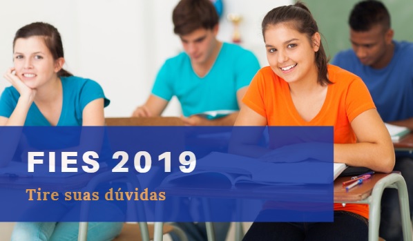 Estudante sorrindo ao lado do texto “Fies 2024”, que está sobre outros estudantes ao fundo da imagem.