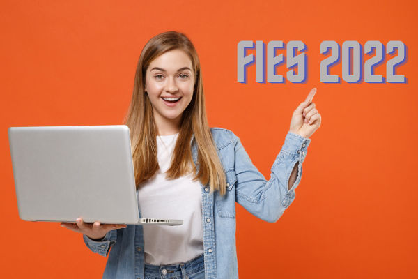 Estudante sorrindo ao lado do texto “Fies 2024”, que está sobre outros estudantes ao fundo da imagem.