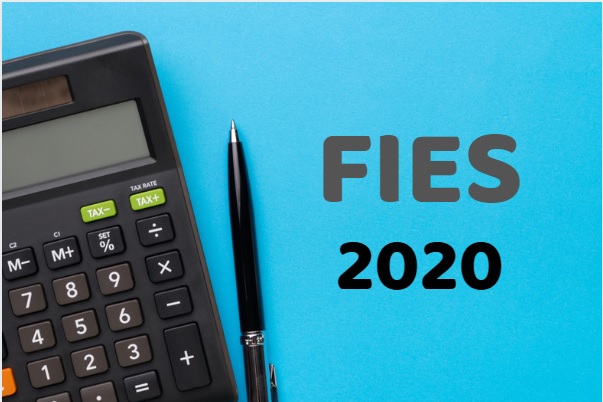 Estudante sorrindo ao lado do texto “Fies 2024”, que está sobre outros estudantes ao fundo da imagem.