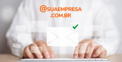 mão mexendo no teclado com uma caixa de email em cima