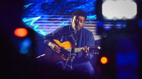 Seu Jorge celebra carreira com pocket show exclusivo promovido por Johnnie Walker Blue Label