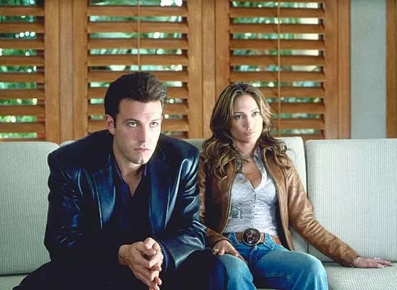 Jennifer Lopez e Ben Affleck estavam noivos quando o filme Contato de Risco foi lançado nos cinemas