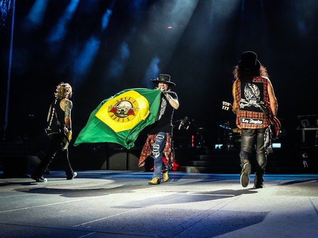 Axl Rose exibe bandeira do Brasil  (Foto: Katarina Benzova/Divulgação )