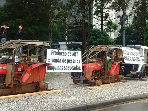 Manifestantes espalharam os veículos retirados da fazenda da Araupel em frente ao Palácio Iguaçu, em Curitiba (Foto: Araupel / Divulgação)