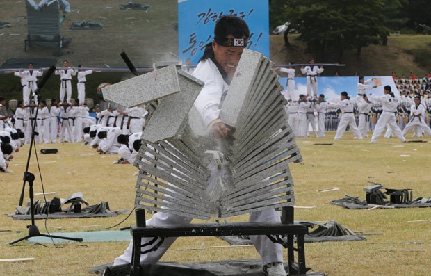 Soldado quebra blocos de concreto em ensaio (Foto: Ahn Young-joon/AP)