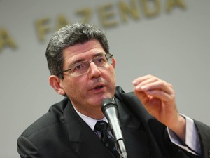 O ministro da Fazenda, Joaquim Levy, dá entrevista sobre consequências da perda do grau de investimento do Brasil pela Standard & Poors, no Ministério da Fazenda, em Brasília. Ele disse que o Brasil 'não pode ser vítima de miopia' em relação aos impostos (Foto: André Dusek/Estadão Conteúdo)