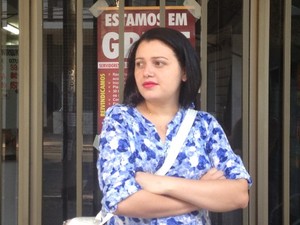 Manicure, Patrícia Teixeira aguarda o INSS liberar a licença maternidade em Goiás (Foto: Vanessa Martins/ G1)