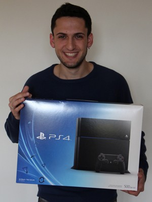 Thiago segura a caixa com o seu novo PlayStation 4, comprado momentos após o lançamento, em Toronto, no Canadá (Foto: Eduardo Pavani/Arquivo Pessoal)