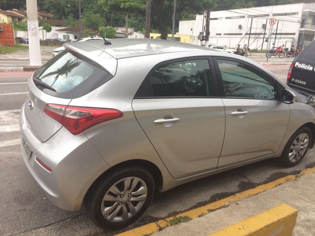 Carro cadastrado no aplicativo Uber foi apreendido pela polícia (Foto: Adriana Cutino/G1)