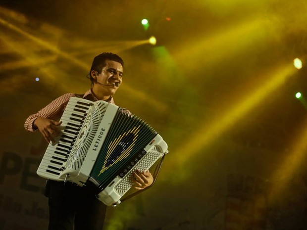 Luan e Forró Estilizado foi uma das atrações do encerramento do São João de João Pessoa, na terça-feira (24) (Foto: Rafael Passos/Secom-JP)