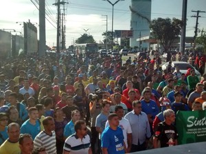 Um sentido da Av. Coronel Teixeira foi bloqueado por aproximadamente dois minutos durante protesto (Foto: Suelen Gonçalves/G1 AM)