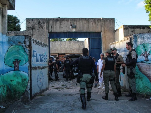 Polícia Militar e Batalhão de Choque foram acionados para controlar tumulto na Funase (Foto: Aldo Carneiro/Pernambuco Press)