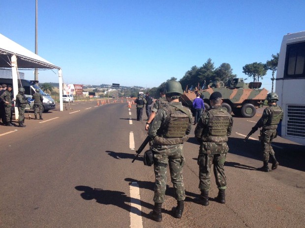 No Paraná, uma das barreiras está montada na praça de pedágio da BR-277 em São Miguel do Iguaçu (Foto: Erikson Rezende / RPC)