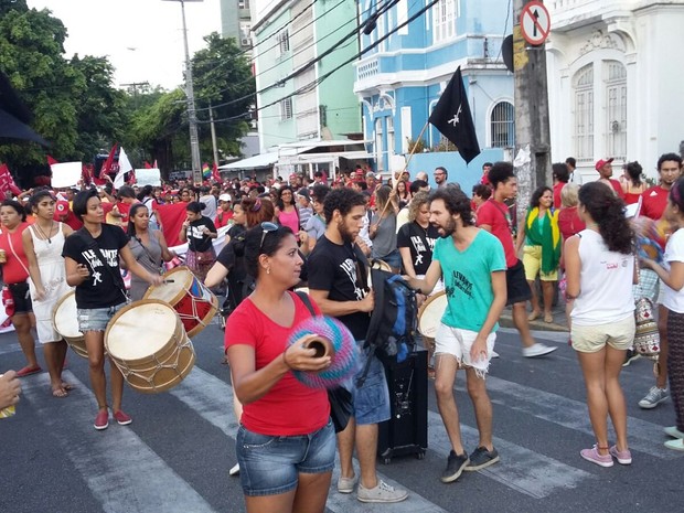 Maracatu do Levante Popular puxou a caminhada no Recife (Foto: Katherine Coutinho/G1)