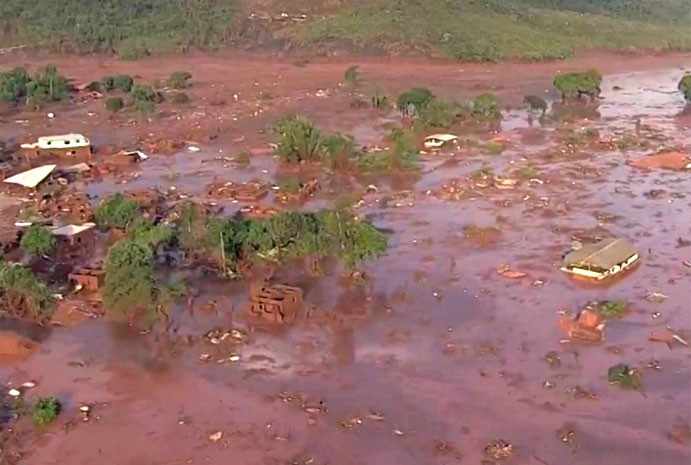 Rompimento de uma barragem de rejeitos de mineração causou uma enxurrada de lama em Bento Rodrigues, MG 