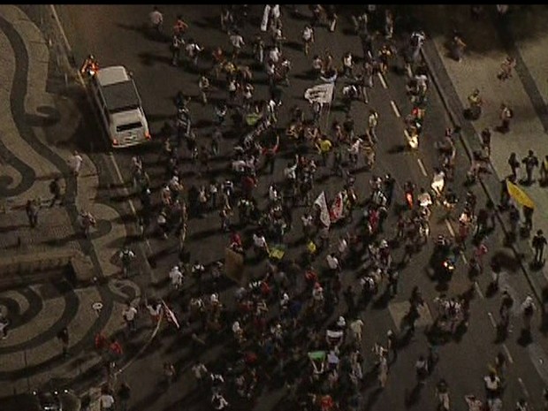 Manifestantes se reúnem no Centro do Rio (Foto: Reprodução/TV Globo)