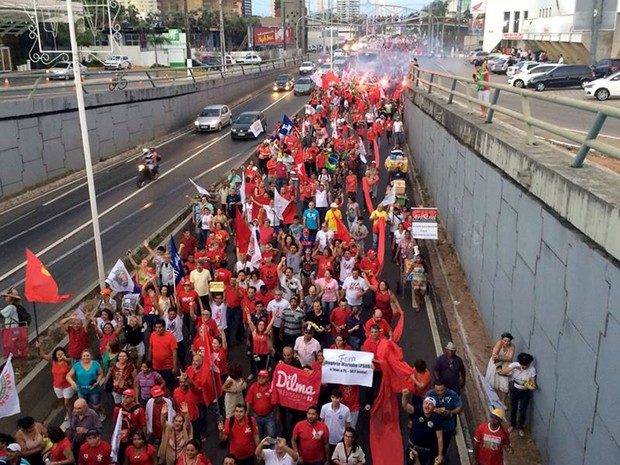 Grupo caminha pela BR-101, em Natal, em ato a favor da presidente Dilma (Foto: Renato Vasconcelos/G1)