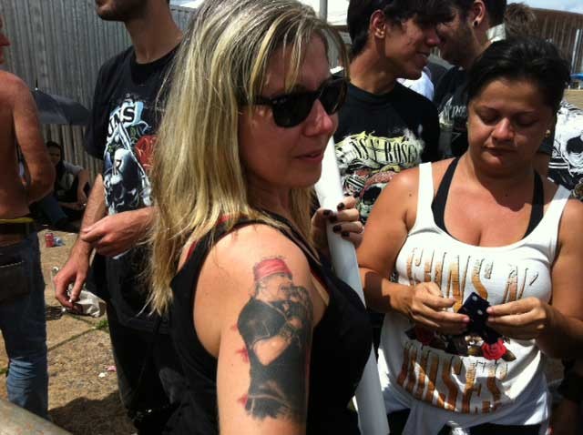 A gaúcha Deise Marques, de 37 anos, fez uma tatuagem e um cartaz especial para o vocalista Axl Rose (Foto: Luiza Facchina/G1)