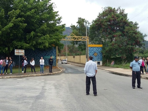 Estudantes da UFJF foram impedidos de entrar no campus da Univale para aulas, em Governador Valadares (MG) (Foto: Ana Carolina Magalhães/Inter TV dos Vales)