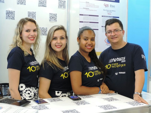 Meninas e professor de Matão apresentando projeto em feira em São Paulo (Foto: Analder Magalhães /Arquivo Pessoal)