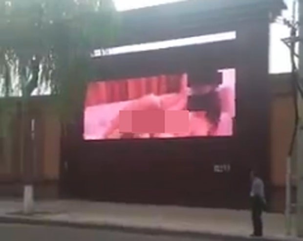 China abriu investigação após filme pornô ser exibido em outdoor (Foto: Reprodução/LiveLeak/Lake8737)