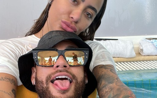 Morando na França, Rafaella Santos cai na piscina com Neymar