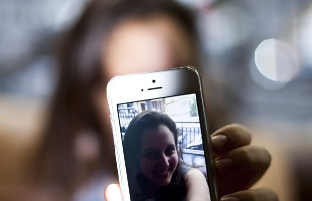 Beatriz Bechelli, estudante de 17 anos, de São Paulo, prefere o Instagram ao Facebook. (Foto: Guilherme Zauith/G1)