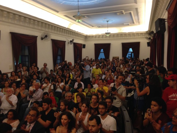 Auditório do Instituto de Filosofia e Ciências Sociais cheio (Foto: Daniel Silveira / G1)